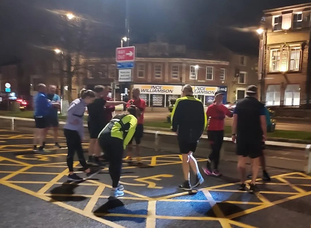 ChorleyRunners's tweet photo. Good turn out for the 7 k and 5 k groups tonight, even in the rain ☔

The lighter nights are nearly here 👍

 #RunningInChorley #RunTogether #chorleyrunclub #socialrun #BookCheckInRun #NoOneLeftBehind  #runningintherain☔  #ChorleyRunners #friendlyrun https://t.co/lmJg0GVsCA