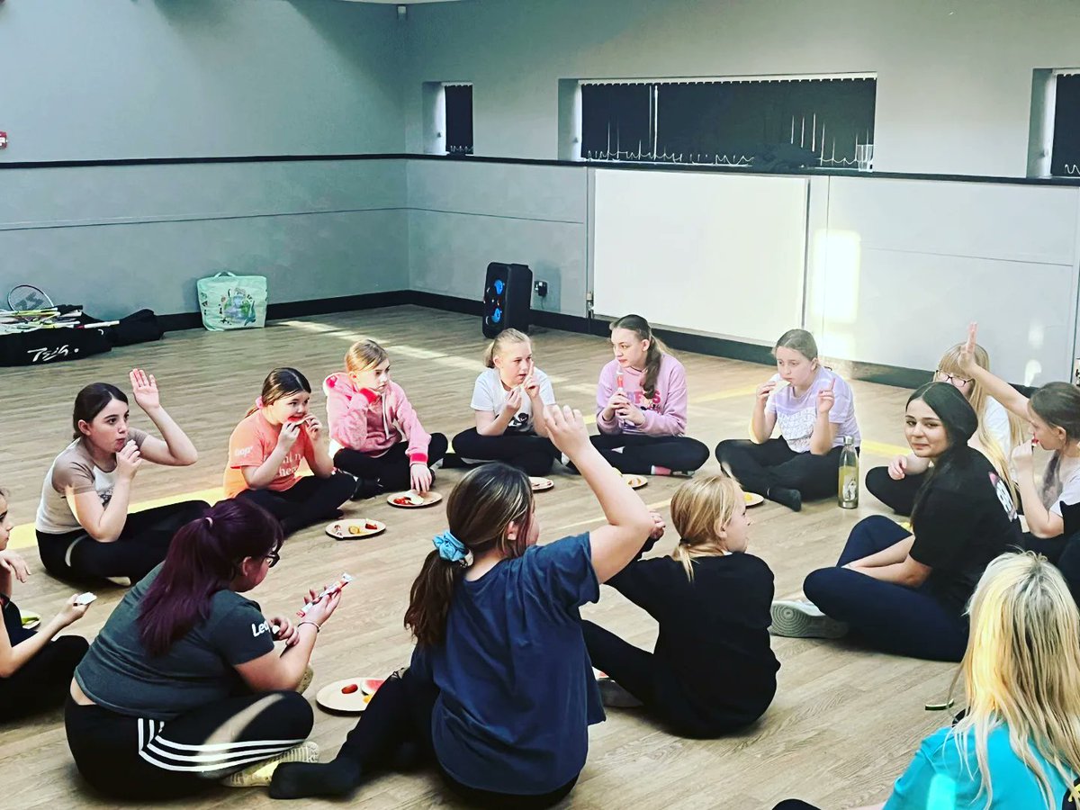 AllPeopleActive's tweet photo. Another amazing session at #MKGirlsCan club this pm. We're very proud of how well the girls have bonded as a group after only 3 weeks! Our #lifechat tonight was about how you would feel/act if a new girl in your class was being bullied. #personaldevelopment #sportworx @Leap_BMK https://t.co/NH4TYvM35U