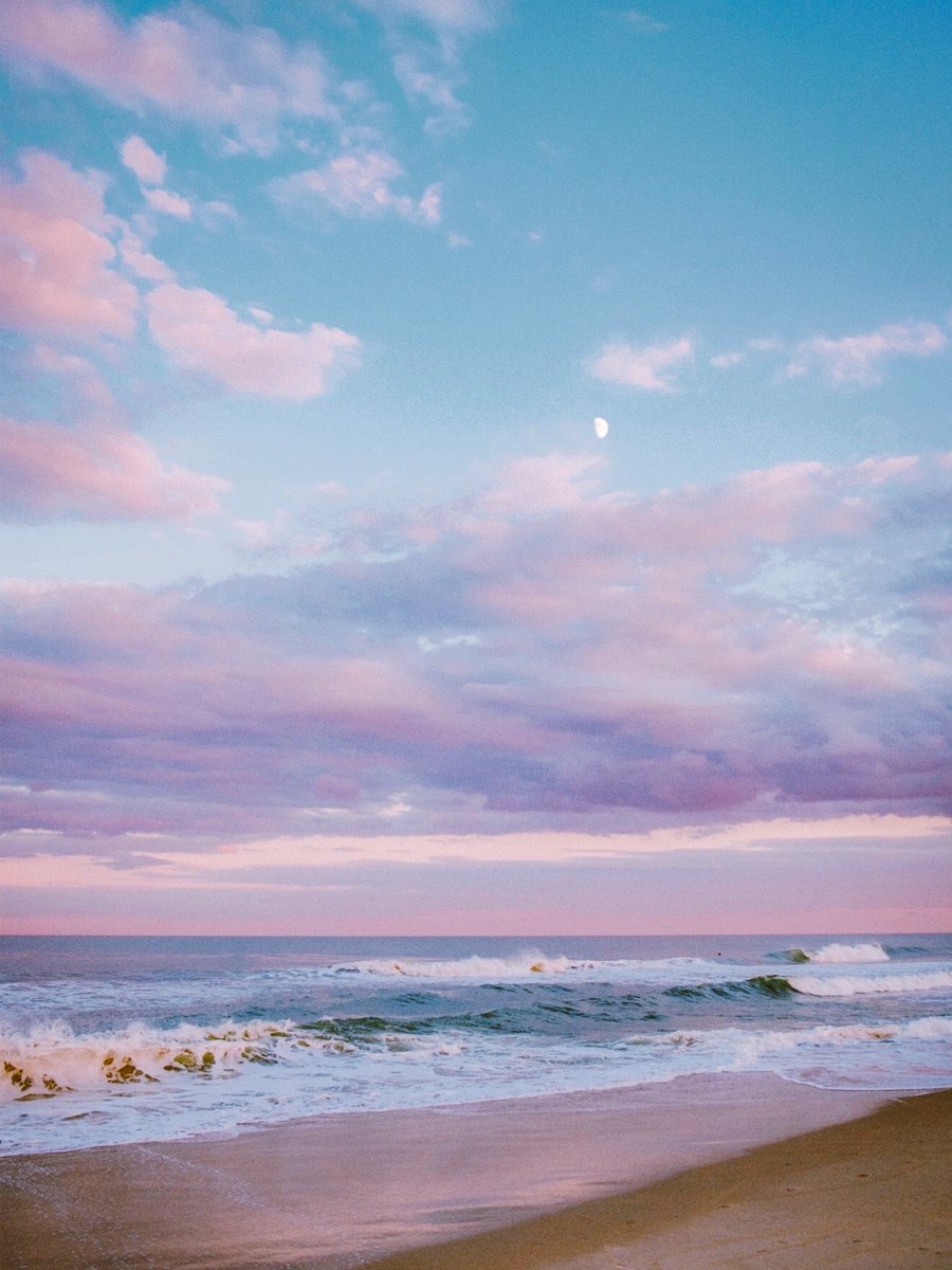 nev_in_color's tweet photo. long walks on the beach. https://t.co/jvk5ARVAcS