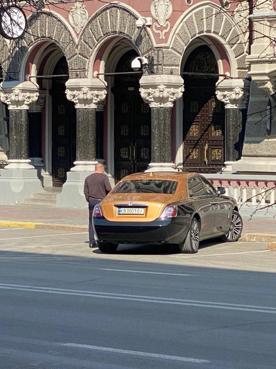 Der Chef der ukrainischen Nationalbank hat sich einen neuen Rolls Royce gekauft. Gesponsert von euren Steuergeldern.