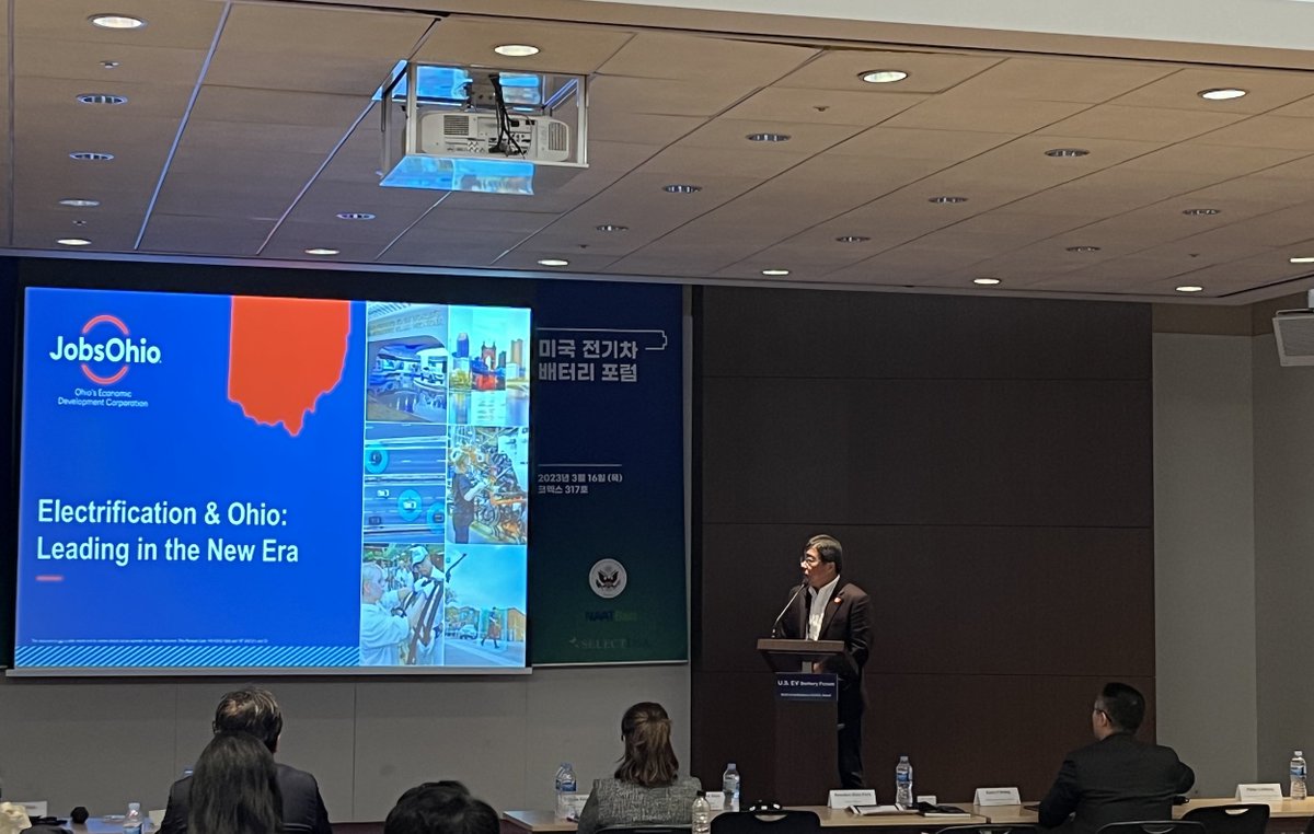 JobsOhio's tweet photo. Automotive leaders from around the world continue to find #EV success in Ohio. 📍

Last week, Ben Park had the opportunity to share the Ohio story at #Interbattery 2023 in Seoul, South Korea. 🇰🇷 #FDIOhio https://t.co/w8NPvaIsP4