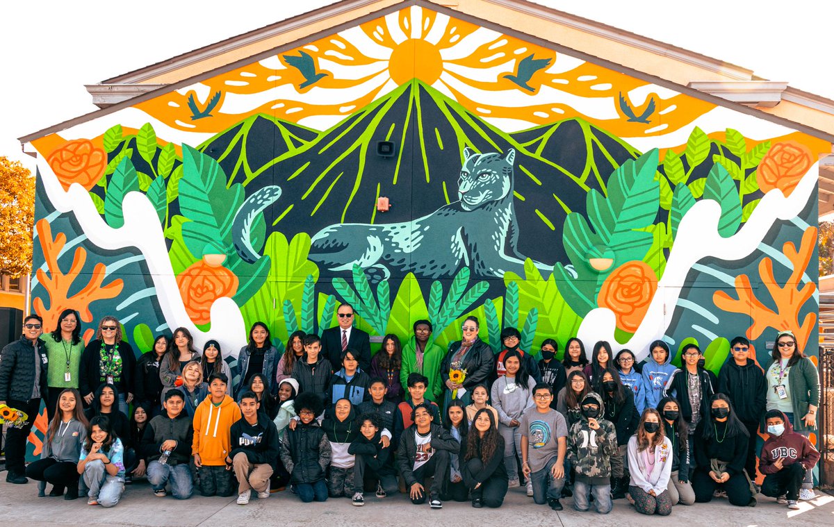 CVESDNews's tweet photo. Last Week, Rosebank unveiled its new art mural created by sixth grade students called the Legacy. Artist Josué Baltézar, a Rosebank Elementary alum, led the creation of this bold & lively design. Thank you to everyone that made this possible. #ArtReachSanDiego #THISisChula #CVESD https://t.co/KIfwoxvxzD