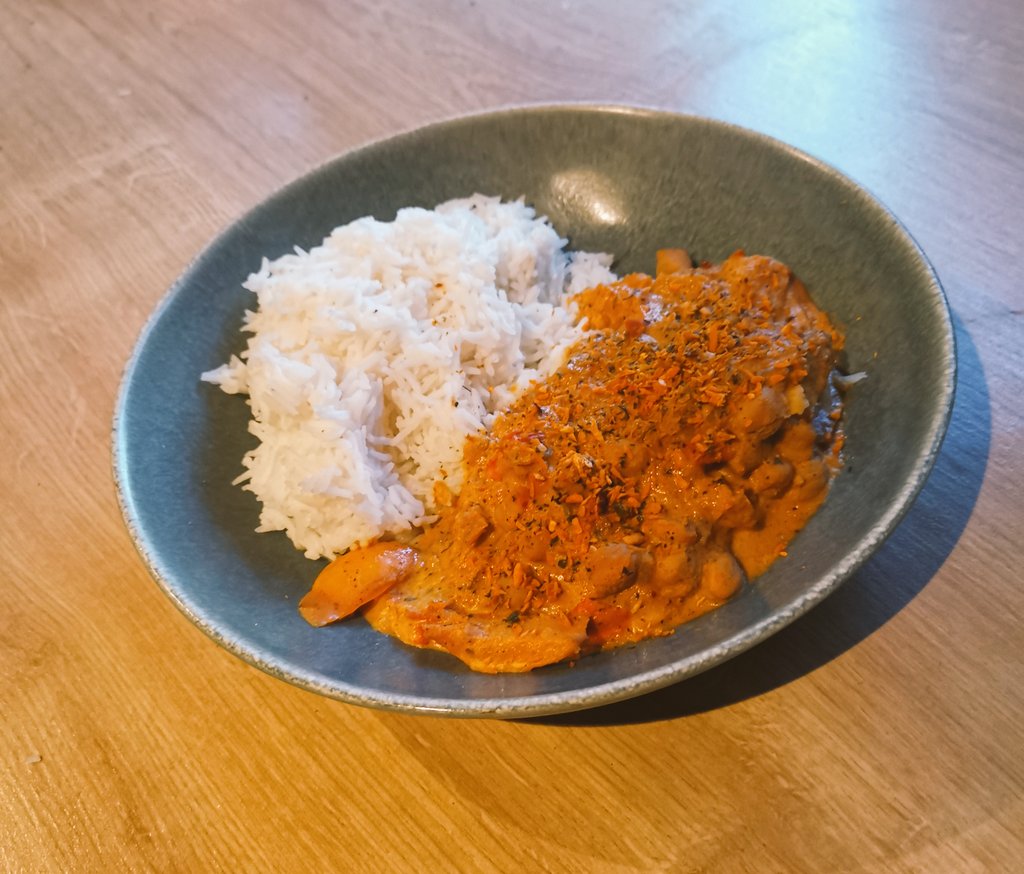 Made this Brazilian-inspired mocqueca tonight and I love it! To make it plant-based I swapped out the meat for butternut squash and chickpeas.

Who here has any yummy Brazilian recipes to recommend? Bonus points if they are/can be plant-based!

#veganfood #Foodies