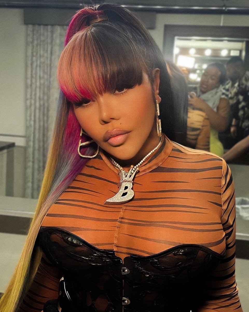 LilKimUK's tweet photo. Lil’ Kim Backstage At NYC Pride (2022) https://t.co/jkrBvNjSsv