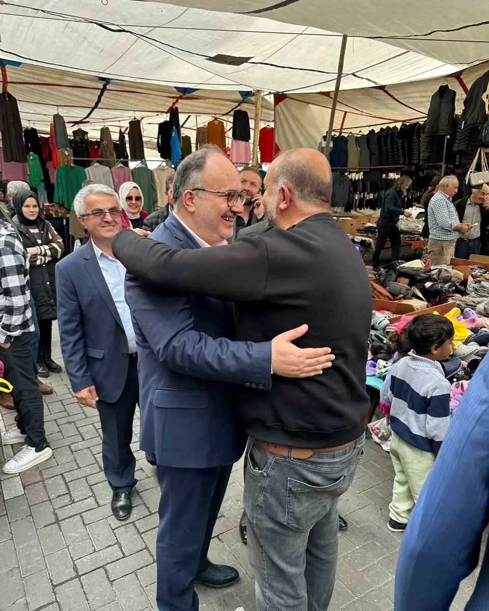 Akhisar Pazarcılar Odası Başkanı Mustafa Güral ile birlikte Çarşamba pazarımızdaki esnaf arkadaşlarımızı ziyaret ettik. Cumhurbaşkanımız önderliğinde esnaf vatandaşlarımızın her daim yanında olacağız. Şahsıma ve partimize gösterdikleri sıcak karşılaşmadan dolayı teşekkür ederim.