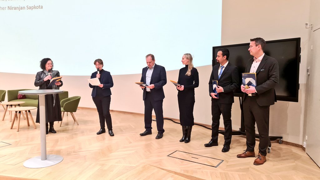 rkalmi's tweet photo. Otoksia Vaasan yliopiston #MissionPossible -tiedepäivästä. 

#tieteellätulevaisuuteen
#univaasa #vuodentiedeviestijä
#entrenew
#local #energycommunities https://t.co/JWXkX2VVWg
