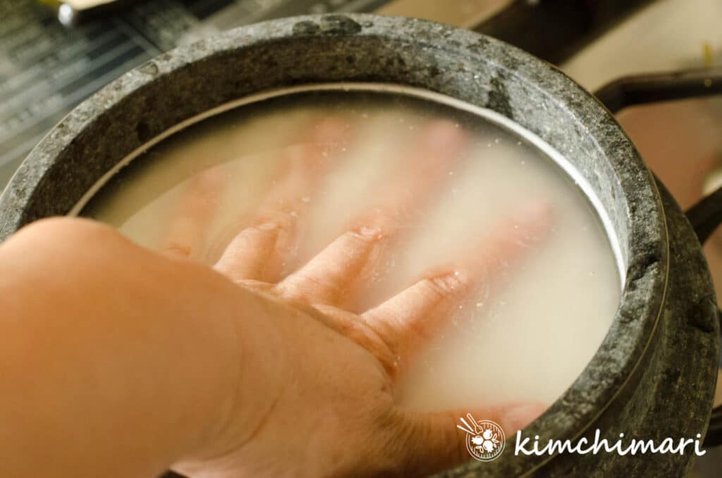 JJKimchimari's tweet photo. How to make Korean Rice on stovetop! Helpful tips on how to get the most fluffy and perfectly cooked Bap (rice) using a regular pot, stone pot or rice cookers. Also how to make Nurungji (Scorched Rice)! #koreanfood #rice #stonepot #scorchedrice
https://t.co/OhWXEsIXTn https://t.co/jjalhHfl7t
