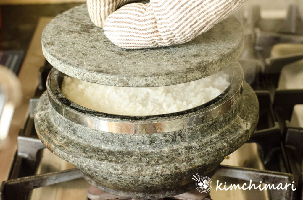 JJKimchimari's tweet photo. How to make Korean Rice on stovetop! Helpful tips on how to get the most fluffy and perfectly cooked Bap (rice) using a regular pot, stone pot or rice cookers. Also how to make Nurungji (Scorched Rice)! #koreanfood #rice #stonepot #scorchedrice
https://t.co/OhWXEsIXTn https://t.co/jjalhHfl7t