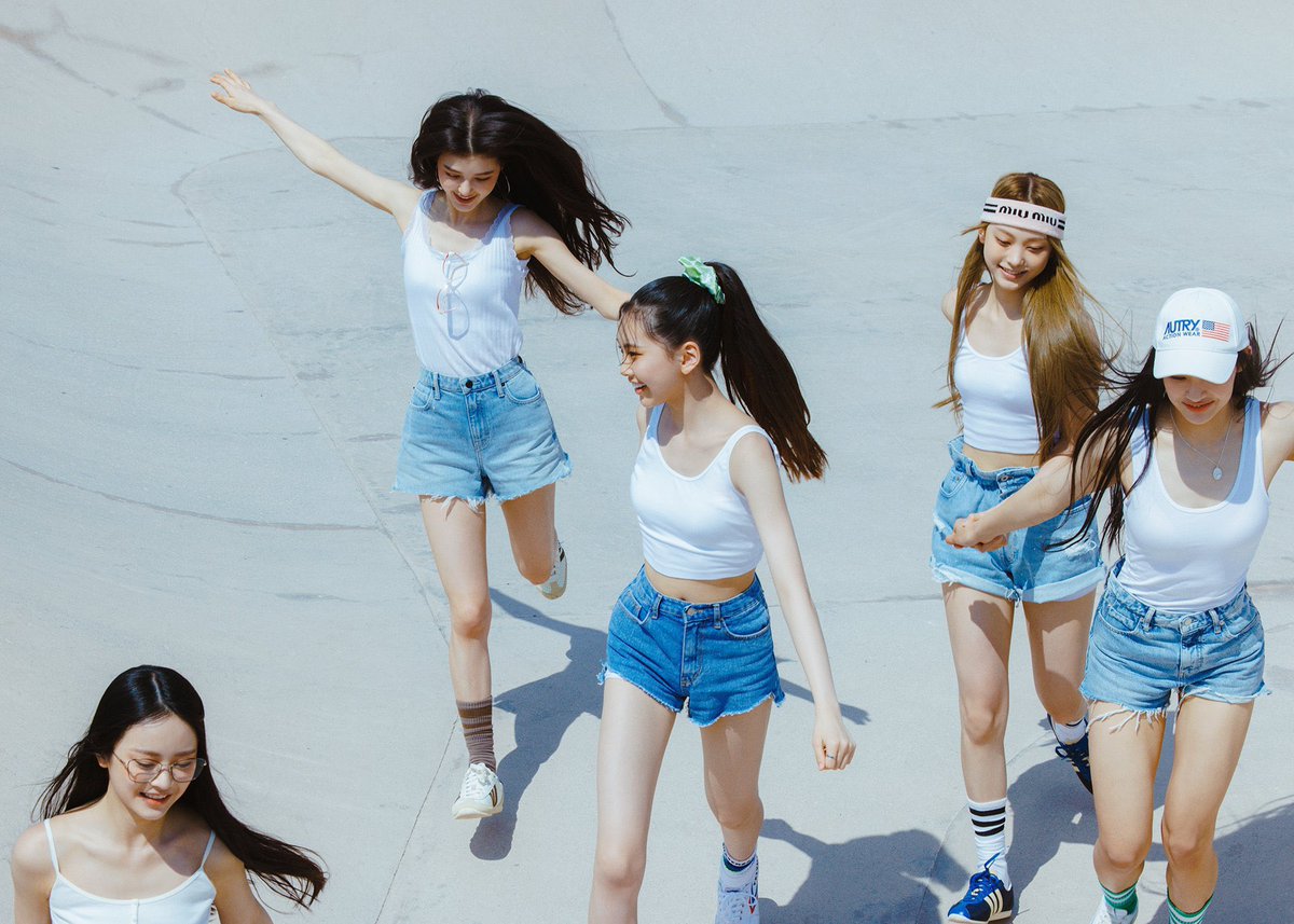 MHDHH227's tweet photo. debut shoot of newjeans in white tops with jean shorts 💙 https://t.co/BVDh7CD34M