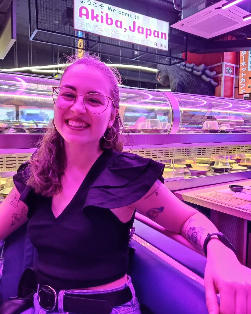 laura_martoss's tweet photo. Atravieso un vagón de tren y, de repente, luces de neón por todo y música de anime a todo volumen. La cinta giratoria recorre todo el local. Sí, la comida es japonesa. Y es buffet. Uff.
¿Akihabara? No, creo que estoy en Madrid.
Por ahora. https://t.co/ekva7CvPft