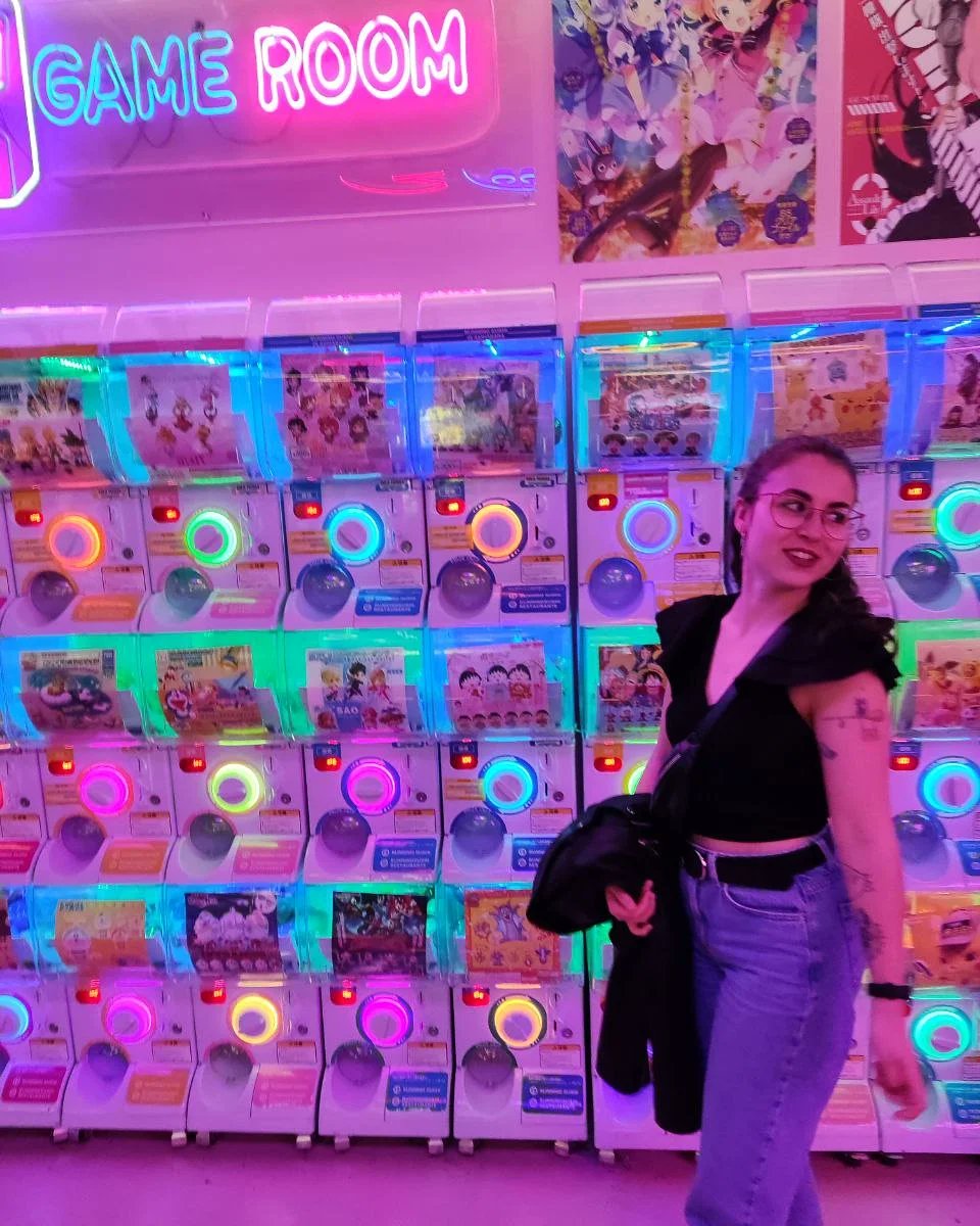 laura_martoss's tweet photo. Atravieso un vagón de tren y, de repente, luces de neón por todo y música de anime a todo volumen. La cinta giratoria recorre todo el local. Sí, la comida es japonesa. Y es buffet. Uff.
¿Akihabara? No, creo que estoy en Madrid.
Por ahora. https://t.co/ekva7CvPft