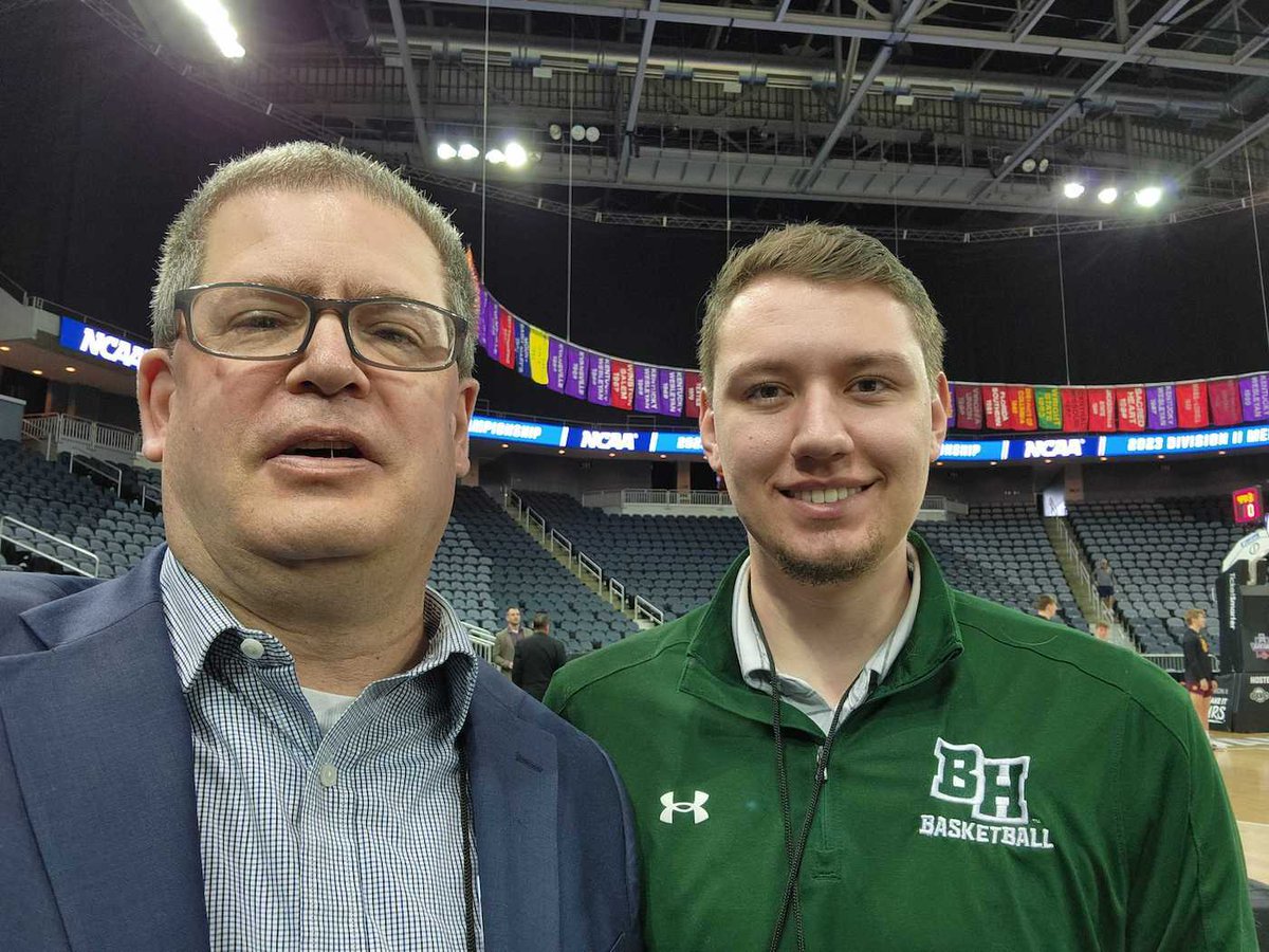 CollSportsComm's tweet photo. 2/2 More CSC members at @NCAADII Men's Basketball #EliteEight L-R
-CSC assoc exec dir @wroleson &amp; @BHSUAthletics' @RBake6 (Pubs &amp; Digital Design Comm vice-chair)
-@WLathletics' @RexCity26U1 
-@LMURailsplitter's Justin Borowitz
-@csusbathletics @alexkline_
#D2Hoops #MakeItYours https://t.co/X1oc48CSZn