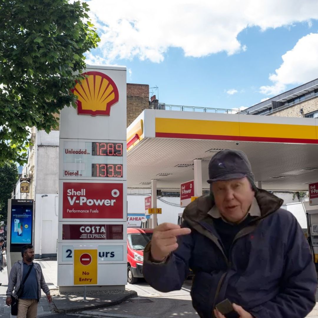 TheGreenRunnerz's tweet photo. Who’s up for doing a ‘Shellfie’ Challenge? 
Calling all Green Runners……….take a shellfie of yourself at a Shell location with a comment and gesture. 😉
Alternative hand signals are available. 🫣
We want @Shell to stay out of @EuroAthletics and to stop all their greenwashing!! https://t.co/FGYlIlIivr