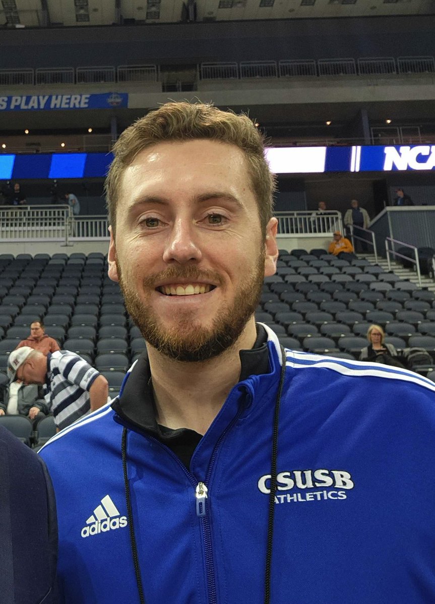 CollSportsComm's tweet photo. 2/2 More CSC members at @NCAADII Men's Basketball #EliteEight L-R
-CSC assoc exec dir @wroleson &amp; @BHSUAthletics' @RBake6 (Pubs &amp; Digital Design Comm vice-chair)
-@WLathletics' @RexCity26U1 
-@LMURailsplitter's Justin Borowitz
-@csusbathletics @alexkline_
#D2Hoops #MakeItYours https://t.co/X1oc48CSZn