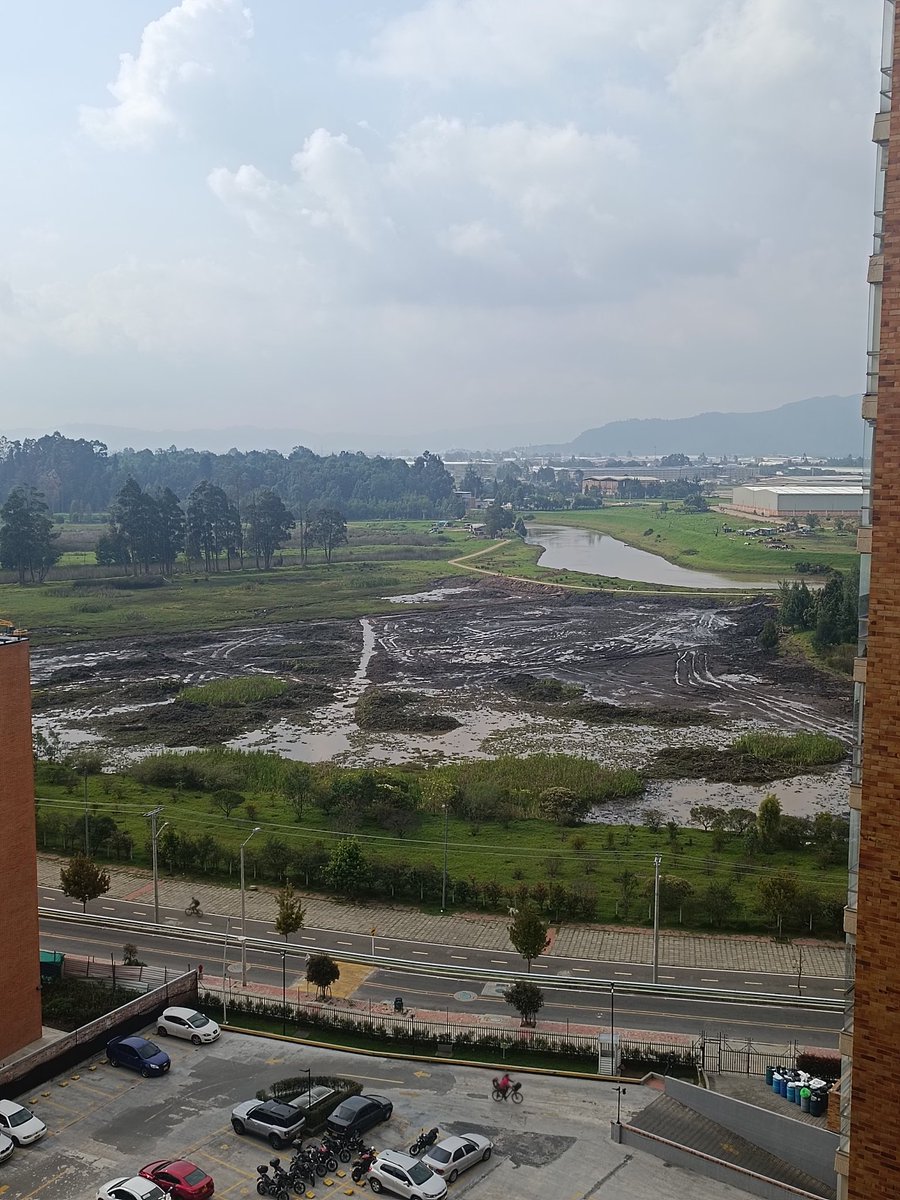 Este es el antes y el ahora de una parte del humedal Jaboque en la localidad de Engativá, que está siendo intervenido y el daño ambiental es incalculable @MirandaBogota <a href="/ArielAnaliza/">Ariel Ávila</a> se sabe el porque?