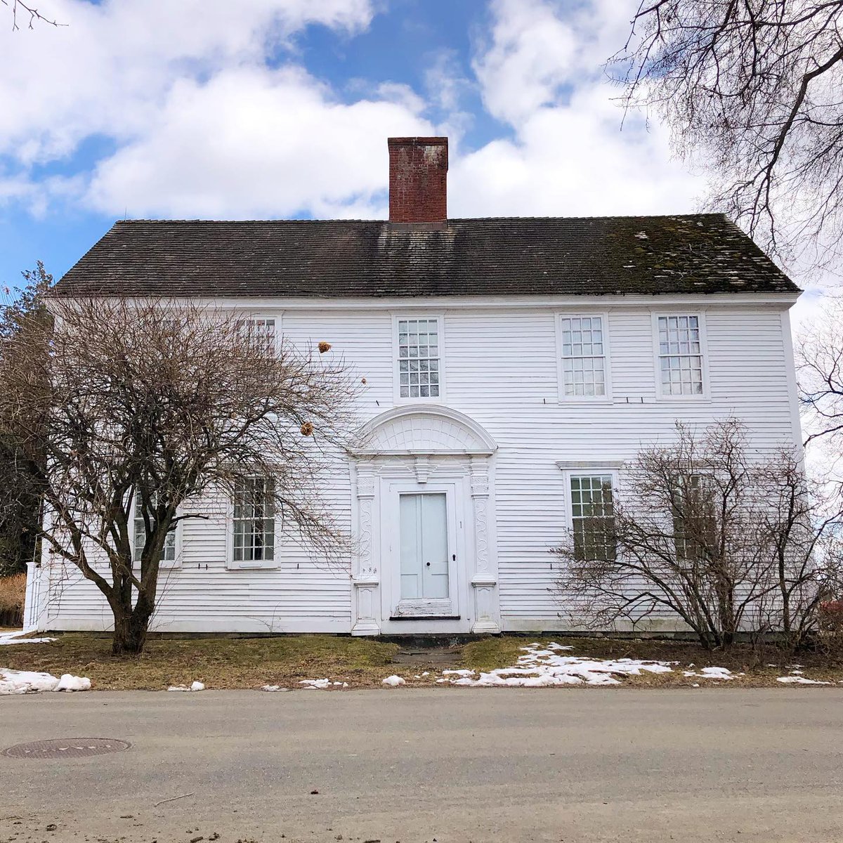 Rounding out my tribute to Hatfield with this stunner: the circa 1762 doorway of the Dickinson House. #VastEarlyAmerica #HistoricPreservation