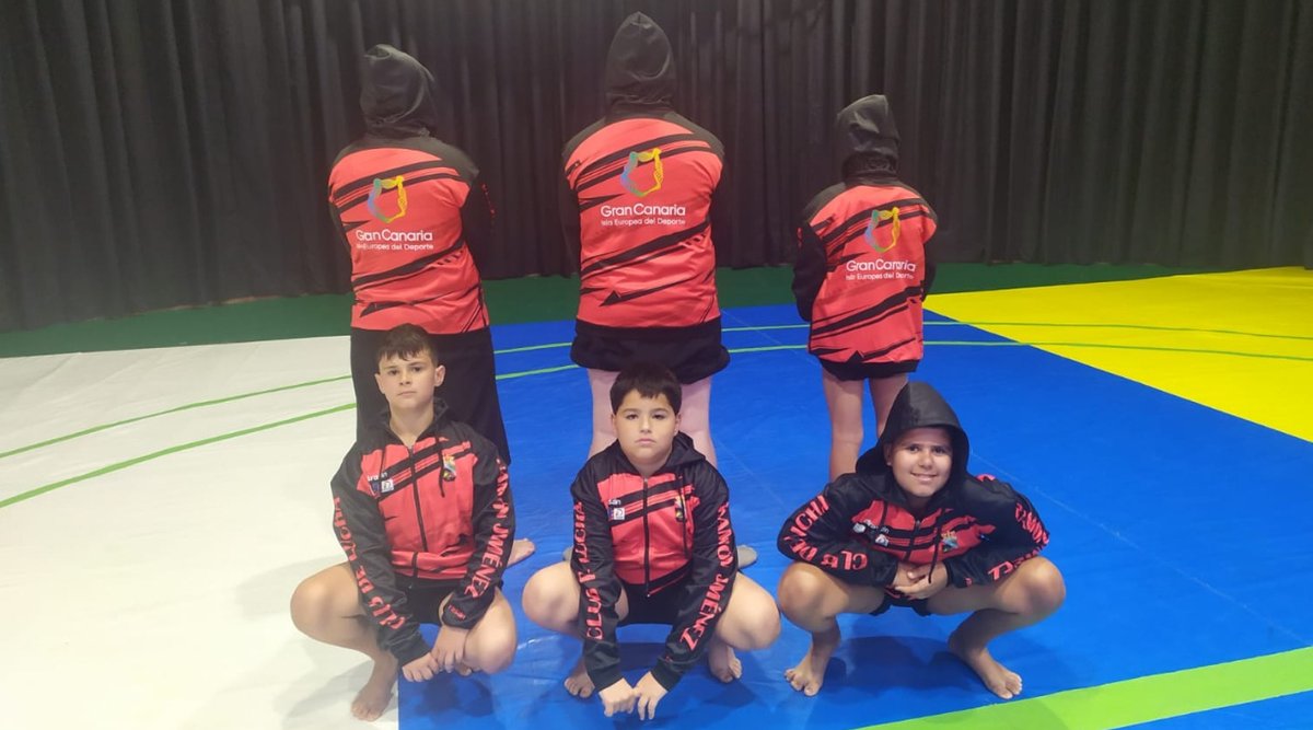 clramonjimenez's tweet photo. 👏 𝐀𝐆𝐑𝐀𝐃𝐄𝐂𝐈𝐌𝐈𝐄𝐍𝐓𝐎𝐒 | Desde el Club de Lucha Ramón Jiménez queremos agradecer a @GranCanariaDep del @GranCanariaCab, que dirige Francisco Castellano, que con el patrocinio de #GranCanariaIslaEuropeaDelDeporte , nuestro luchadores lucen este bonito chándal de paseo. https://t.co/zrcvzcrmfR