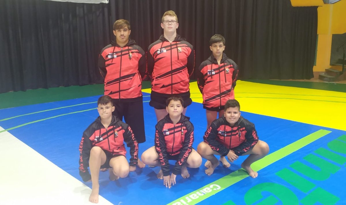 clramonjimenez's tweet photo. 👏 𝐀𝐆𝐑𝐀𝐃𝐄𝐂𝐈𝐌𝐈𝐄𝐍𝐓𝐎𝐒 | Desde el Club de Lucha Ramón Jiménez queremos agradecer a @GranCanariaDep del @GranCanariaCab, que dirige Francisco Castellano, que con el patrocinio de #GranCanariaIslaEuropeaDelDeporte , nuestro luchadores lucen este bonito chándal de paseo. https://t.co/zrcvzcrmfR