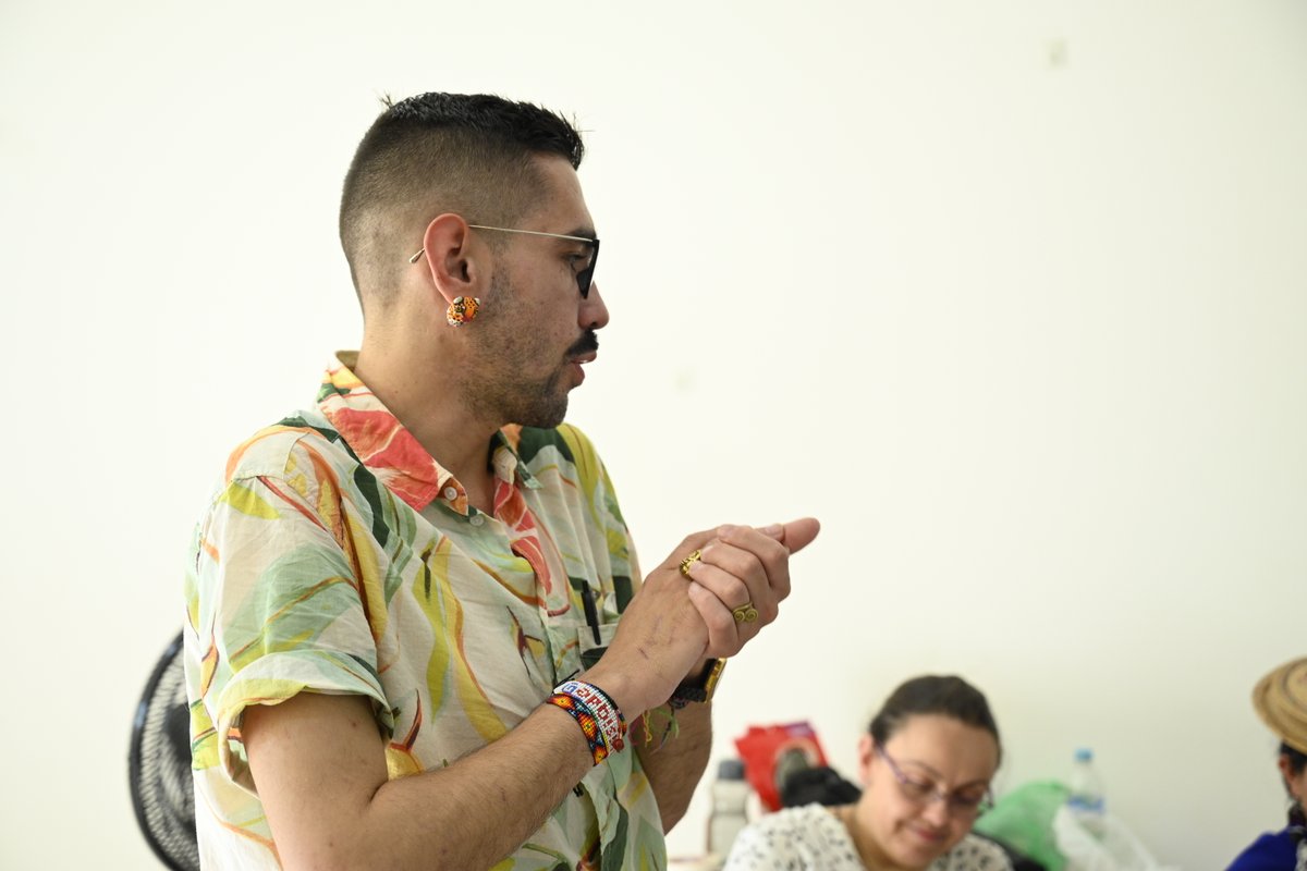 agendapropiaap's tweet photo. 🎨| En el encuentro con periodistas de la Amazonía venezolana también impulsamos otras formas de narrar el territorio y las comunidades.🍃
Juan Esteban Díaz, de #SentARTE, y Giovanni Salazar, de @agendapropiaap, invitaron a explorar historias sonoras e ilustradas. 🎧🎞️
🧵(3/5) https://t.co/sBfyfMi2za