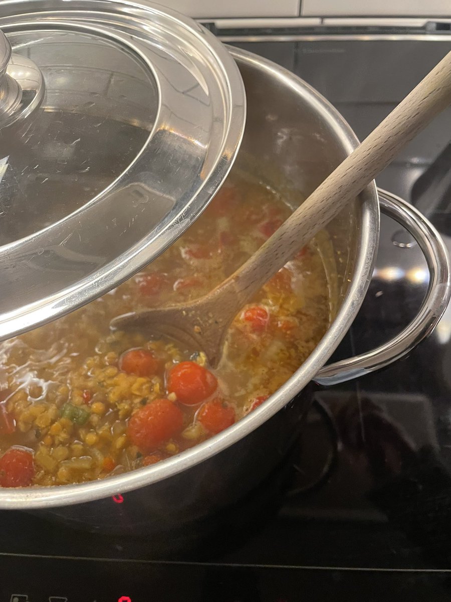 Jag har jobbat, storhandlat, sprungit en mil,sanerat hund och nu kokar jag daal till morgondagens middag. Och jag skryter om det på socmed också. Så ni kan bli lite provocerade en onsdagkväll