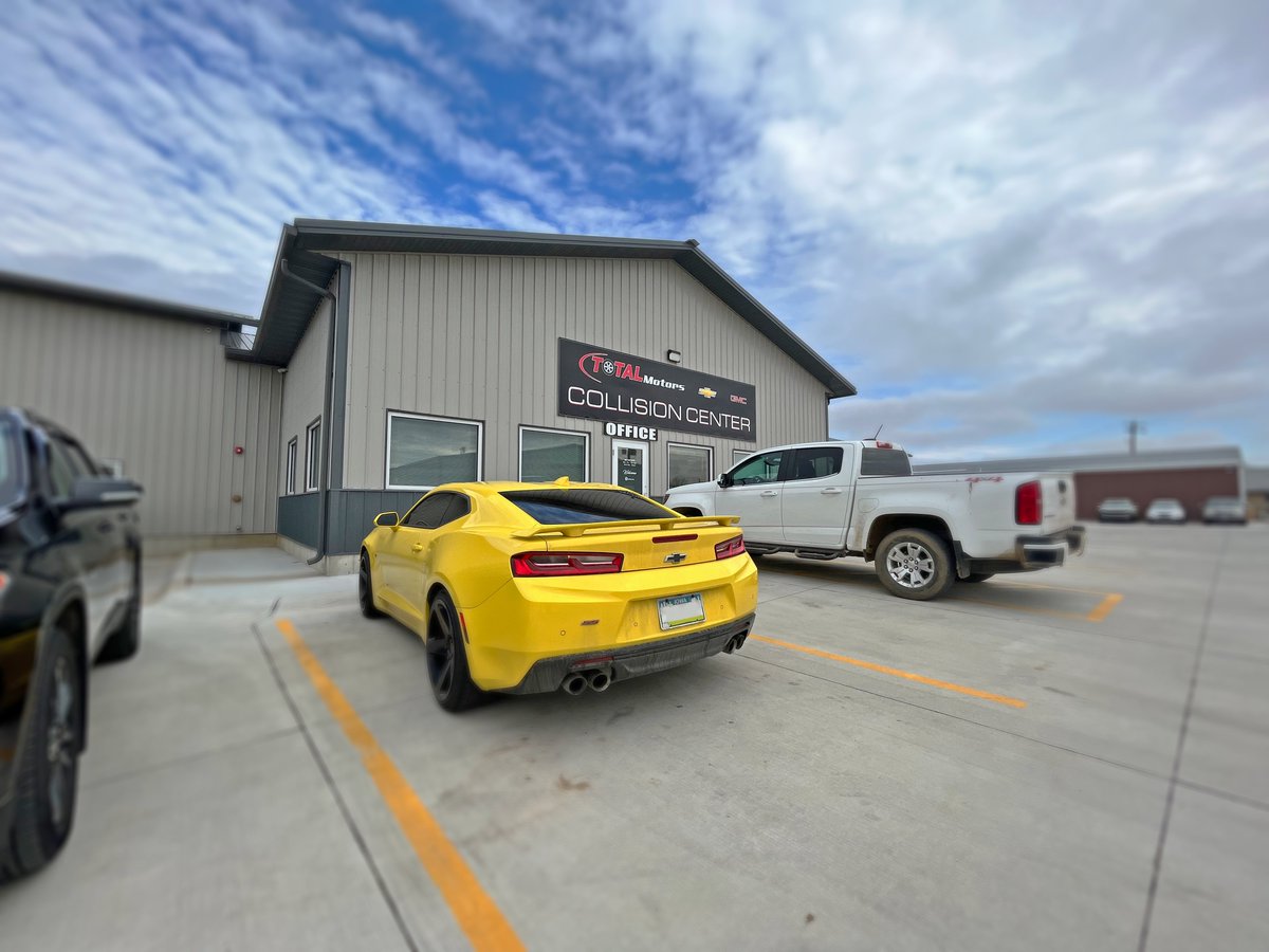 Total_Iowa's tweet photo. 🏀Bracket busted?🏀 Sorry, we can't do much about that.

🚗Vehicle busted?🚗 Our Collision Center team won't drop the ball! Call 712-546-4115 to set up an appointment at Total Motors in Le Mars, Iowa! https://t.co/vEqQaKYjkf