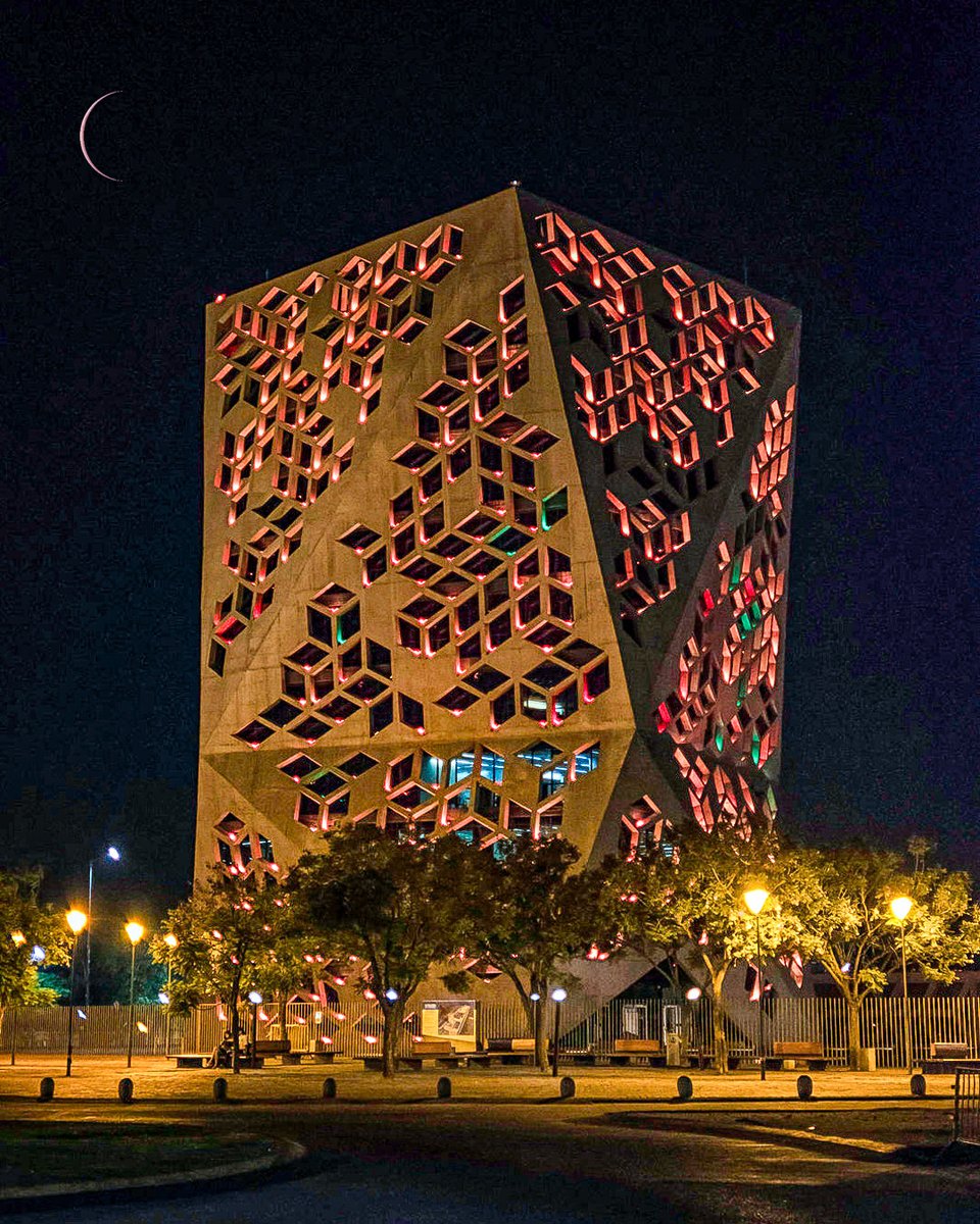 AlertaRosario's tweet photo. Luna creciente cóncava
Centro Cívico del Bicentenario, Córdoba. https://t.co/EBSmCPPfoI