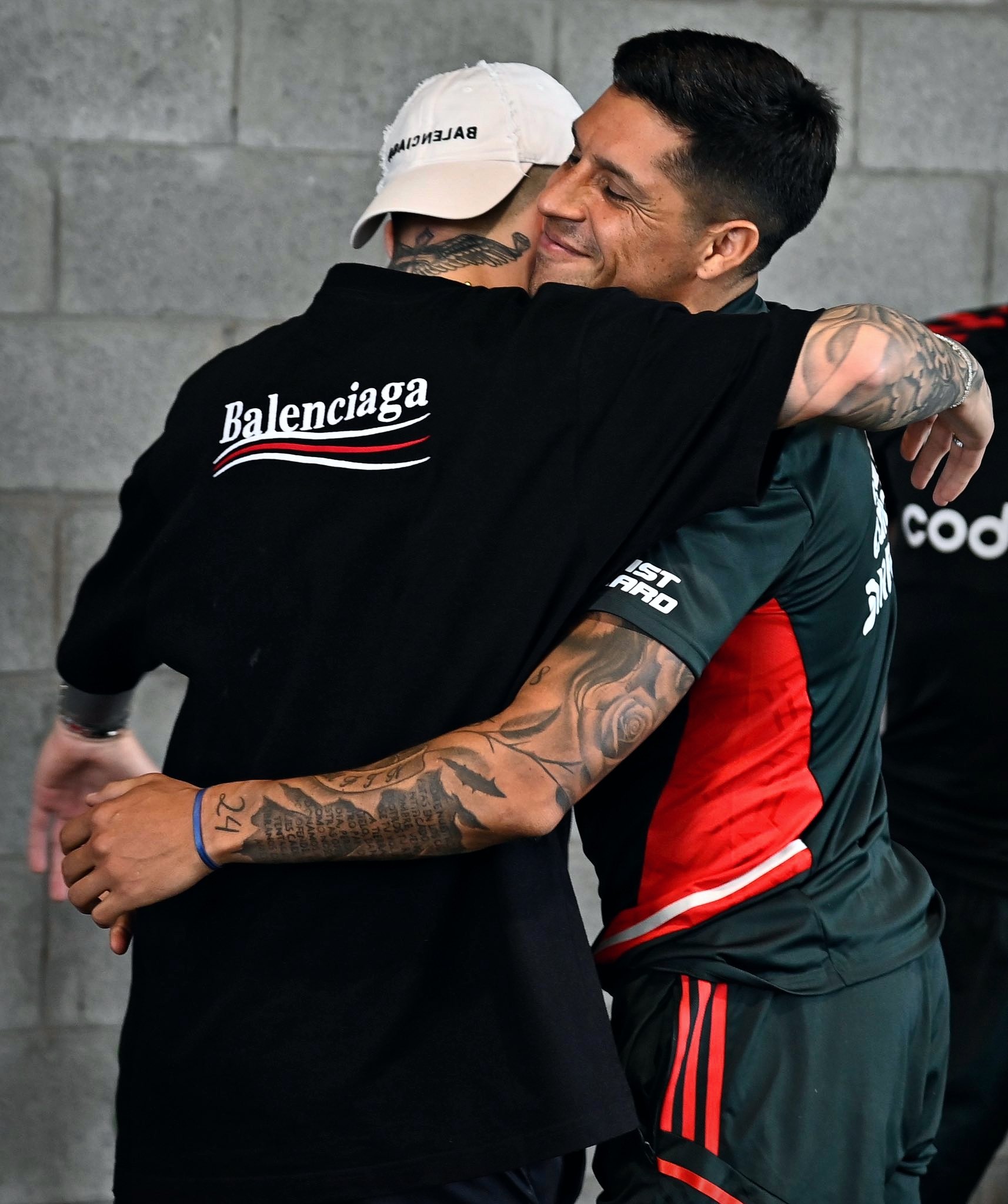 sofis on X seguro se compro esa remera Balenciaga porque tiene los colores de river X