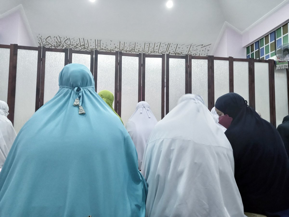 Leoness247's tweet photo. Alhamdulillah, Allahu Akbar. After 3 years of pandemic, finally pre &amp; early Ramadan with beloved family. ❤️

#Ramadan #tarawikh #mosque https://t.co/P92HXBZrbu