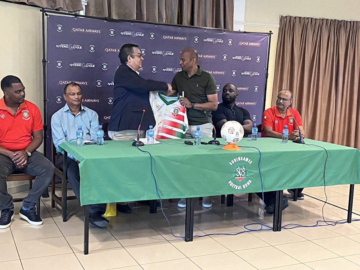 TerryOosie's tweet photo. Officiรซle presentatie van Aron Winter als bondscoach van de nationale voetbalselectie van Suriname. Hij maakt op donderdag 23 maart 2023 zijn officieel debuut wanneer Natio uitkomt tegen Mexico in de Concacaf Nations League โฝ๏ธ๐ธ๐ท๐ฒ๐ฝ #aronwinter #natio #concacafnationsleague https://t.co/TJjKmje0UV