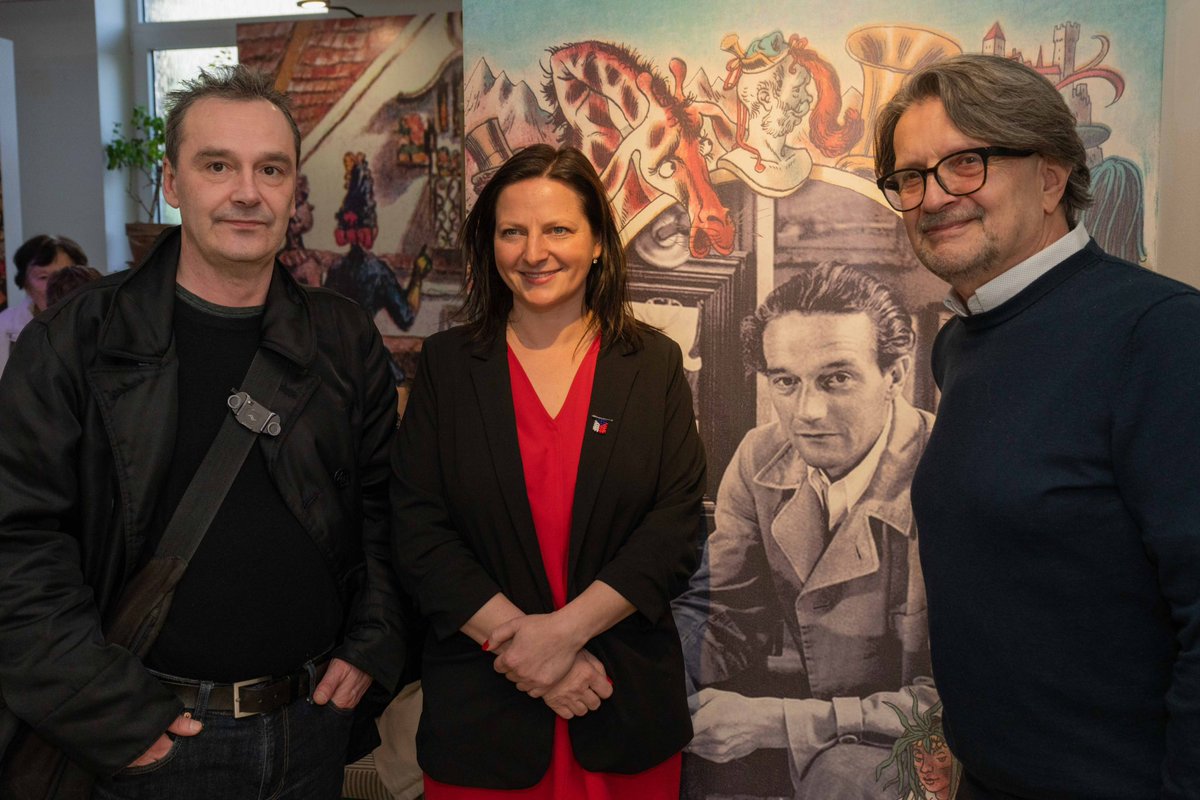 ghavlujova's tweet photo. Galerie Cyrila Boudy otevřena za přítomnosti syna Marka, režiséra a fotografa! Ta podoba 🥹! #kladeňák #cyrilbouda #bouda #kladno #GalerieCB https://t.co/fxcGz1e0ib