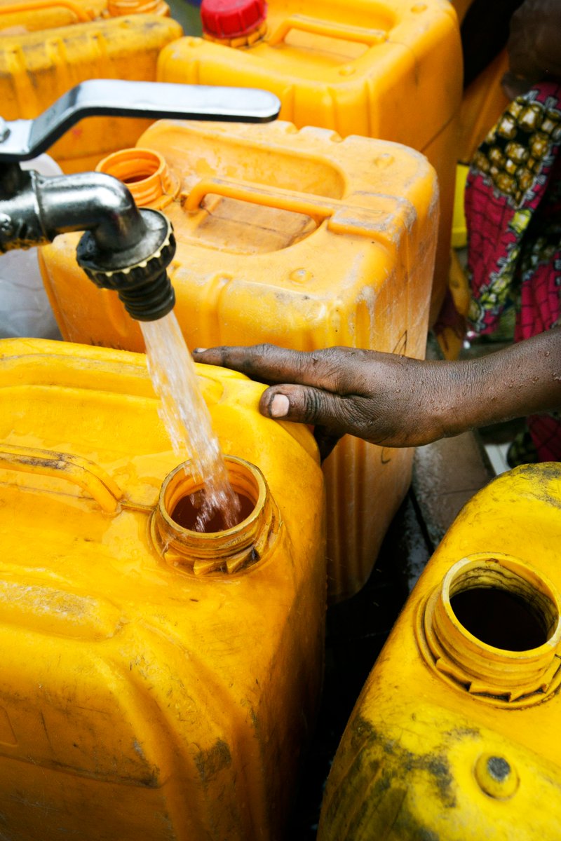 Enabel_en_RDC's tweet photo. Ce 22 Mars nous célébrons la journée mondiale de l'eau, ressource essentielle à la vie.
Par #ASUREP, #EnabelRDC est fière de contribuer à l’amélioration des services d’eau potable et de l’assainissement en milieu rural dans différentes provinces de la #RDC.

#enablingchange #ODD https://t.co/CGF3R4dfpa