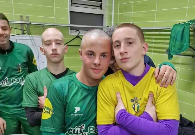 O momento do dia vai para o FC Cortegraça! 

Um atleta dos iniciados está a ultrapassar um momento menos positivo e, desta feita, todos os jogadores decidiram rapar o cabelo, num gesto de solidariedade para com o seu companheiro.

Desejamos uma rápida recuperação, campeão! ❤️