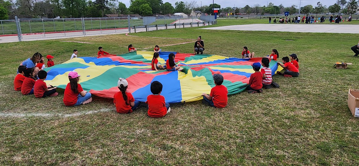 IngridCastelo87's tweet photo. 🗣"Ms. Torres Sports day was so much fun!!"🥳 @Vardeman_AISD @AldineISD @LindaNigro1 #teamwork #funinthe🌞 #iteachK #ThankYouParents🫂 https://t.co/VIxhPcoyTw