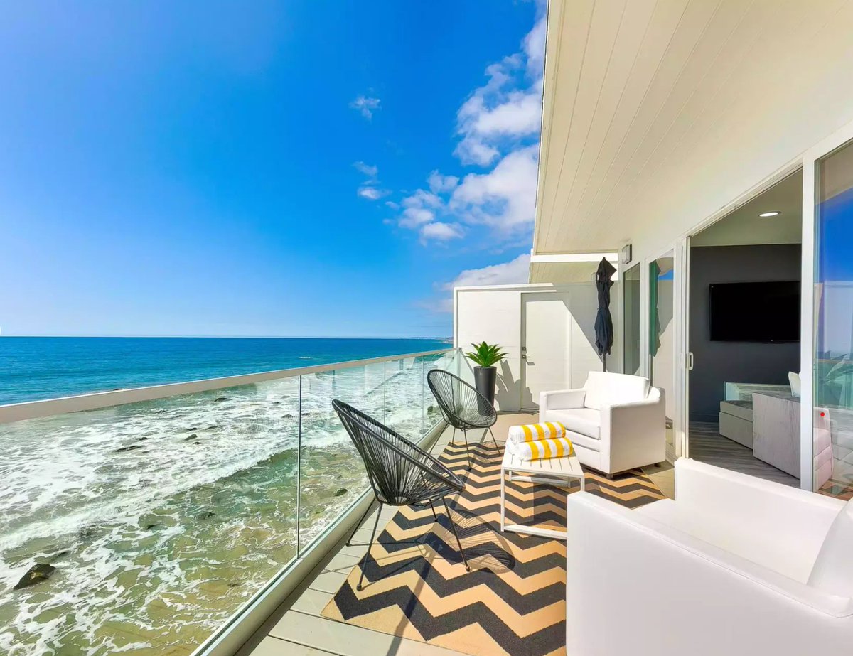 whimstay's tweet photo. This waterfront villa in Malibu ranks in the top 5 “favorited” properties by travelers, and we can see why. 
Fall asleep to the sound of the waves and wake up to panoramic views. Book your stay today and save over 30% on this charming coastal haven.
#whimstay #seizethestay https://t.co/Aty23J9GZz