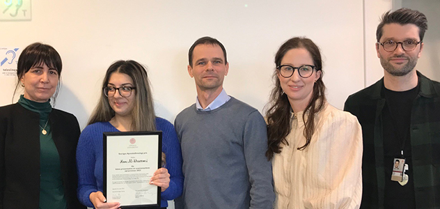 FFakulteten's tweet photo. Premiären av R-POPS, @uppsalauni #Receptarieprogram Populärvetenskapliga Symposium, blev en välbesökt framgång där Maes Al-Khameesi vann @sverigesapotek förenings Pris för bästa presentation av examensarbete, utdelat av @chefsfarmaceut Fredrik Boström 👉 https://t.co/ZEa8npJp6q https://t.co/e85BWdmM4N