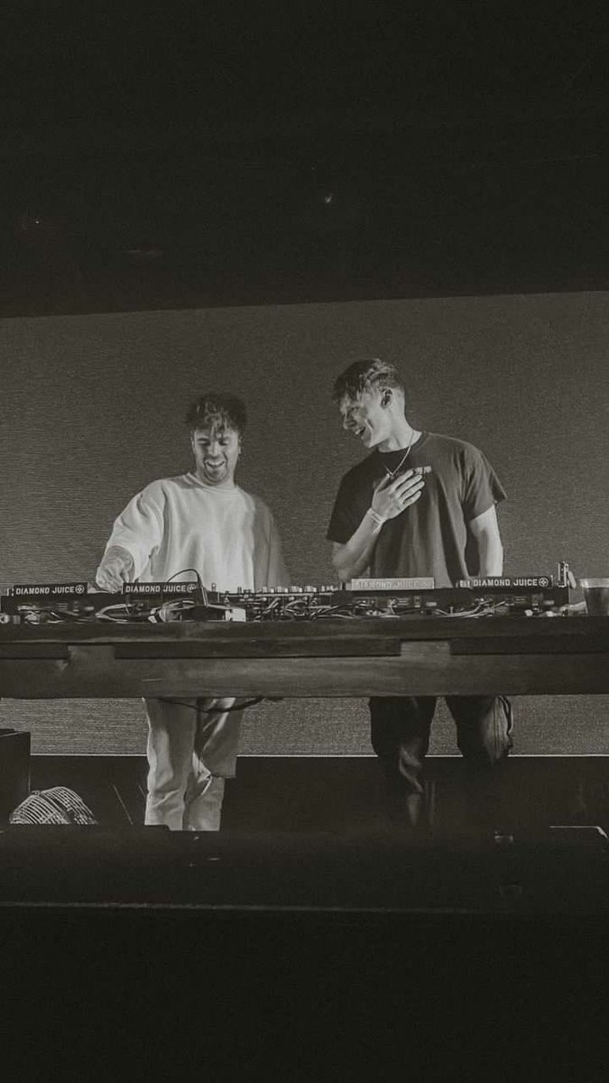 OCULAmusic's tweet photo. That’s a wrap on my debut US tour ✅ it’s been a wild experience that I will never forget! Big shoutout to everyone that made it out to a show, can’t thank you enough ❤️ https://t.co/b673hwQ0NH