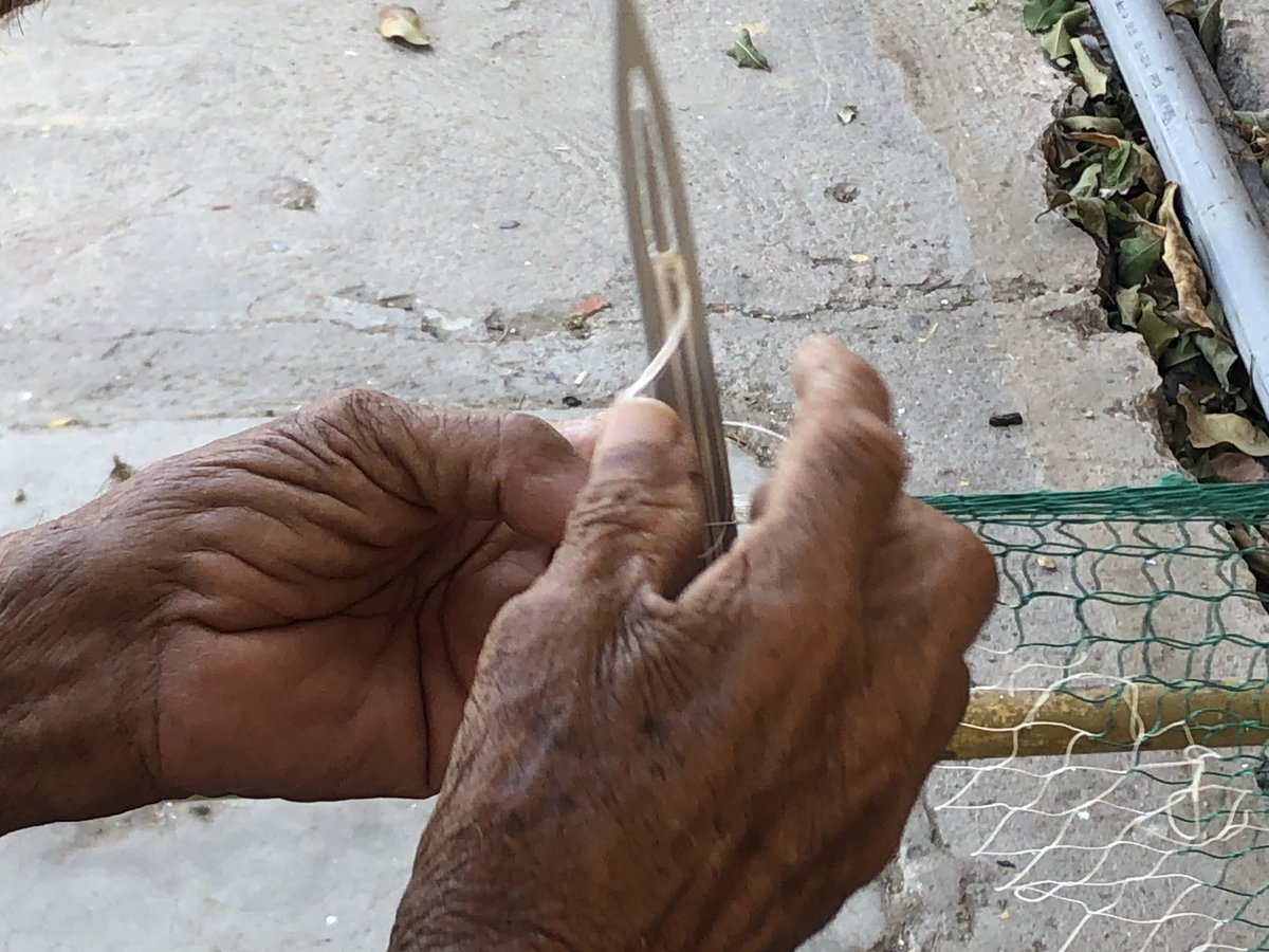 CaribeSurOrg's tweet photo. El ancestral arte de reparar redes de pesca.
Regulo es el decano del personal de la Escuela de Ciencias Aplicadas del Mar #ECAM de la Universidad de Oriente en Boca de Río #UDONE Maestro de muchos estudiantes y profesores en cuestiones del mar, un hombre que ha hecho su trabajo. https://t.co/To2UUuGUMF