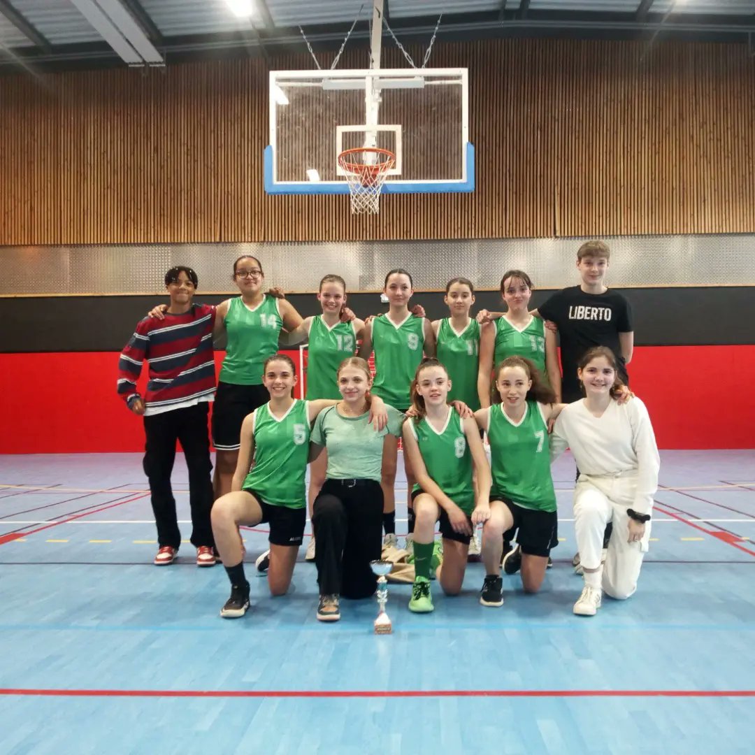 clguzerche's tweet photo. L'équipe minimes filles du collège est championne académique !
Le gymnase du collège à Uzerche accueillait ce mercredi le tournoi académique UNSS Prochaine étape, le championnat inter académique pour se confronter aux meilleures équipes de la région Nouvelle Aquitaine. https://t.co/5WLt1LRHpw