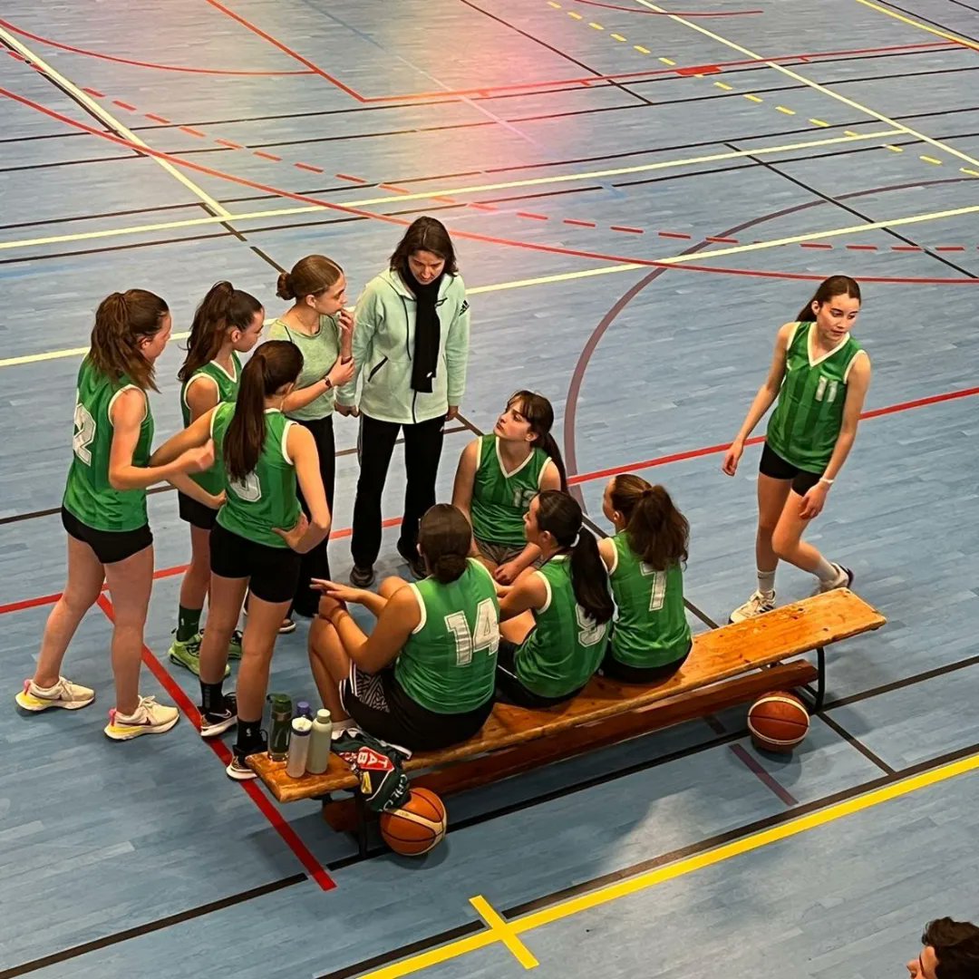 clguzerche's tweet photo. L'équipe minimes filles du collège est championne académique !
Le gymnase du collège à Uzerche accueillait ce mercredi le tournoi académique UNSS Prochaine étape, le championnat inter académique pour se confronter aux meilleures équipes de la région Nouvelle Aquitaine. https://t.co/5WLt1LRHpw