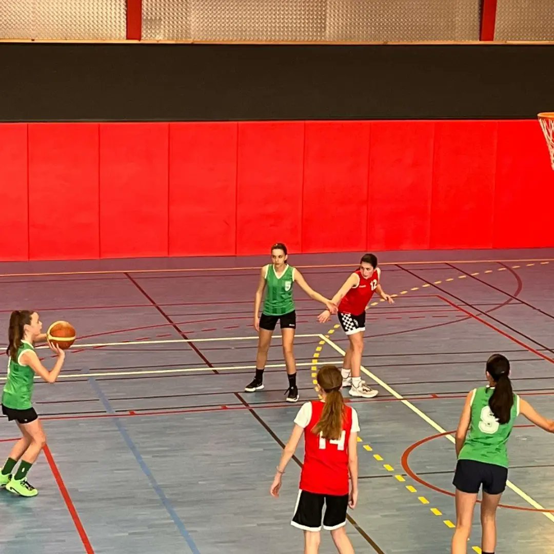clguzerche's tweet photo. L'équipe minimes filles du collège est championne académique !
Le gymnase du collège à Uzerche accueillait ce mercredi le tournoi académique UNSS Prochaine étape, le championnat inter académique pour se confronter aux meilleures équipes de la région Nouvelle Aquitaine. https://t.co/5WLt1LRHpw