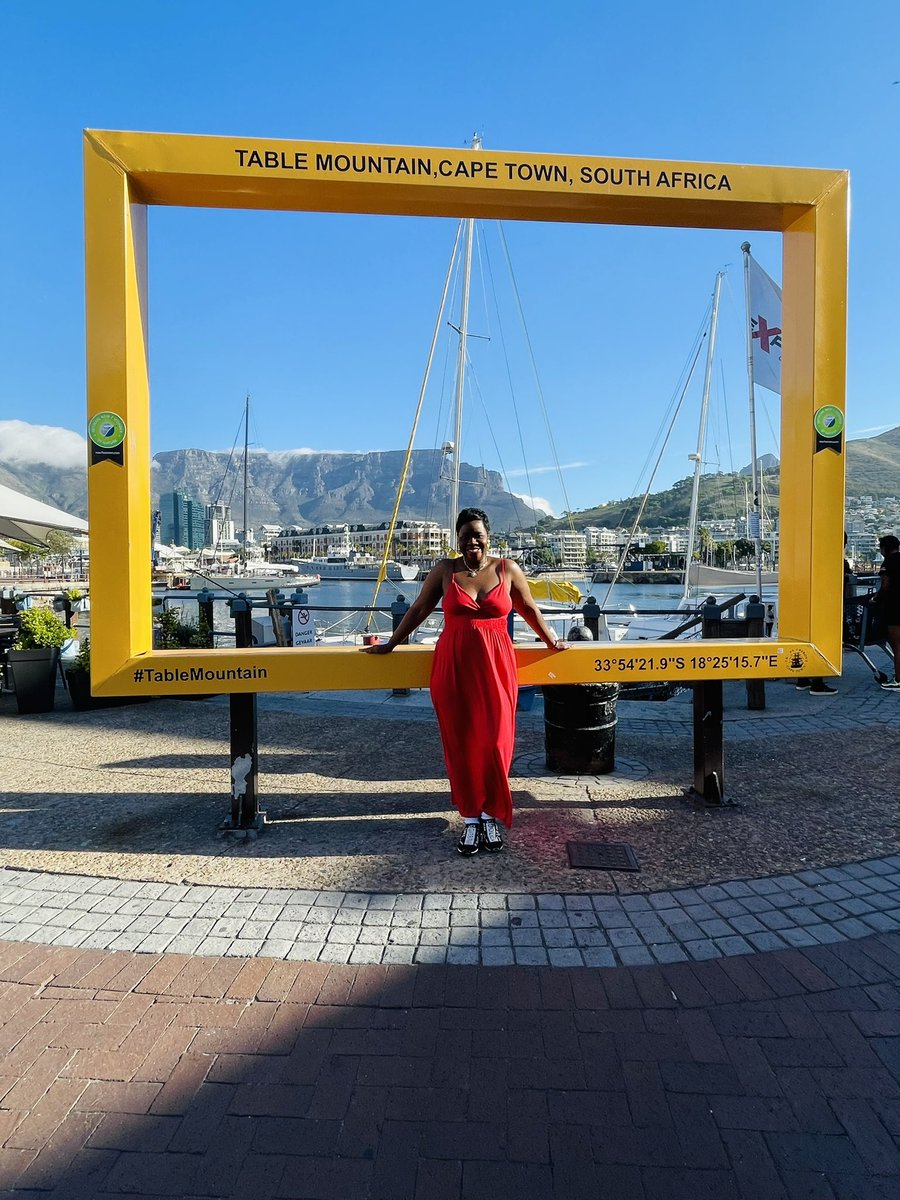 denisemose's tweet photo. THE ICONIC YELLOW FRAMES!!!! When you visit Table Top, get your photo by these famous sites! #yellowframes #legendary #tabletop 💛🖼️⛰️@SouthAfrica @capetownint @aamuedu @TravelNoire https://t.co/a14pK9TwAG