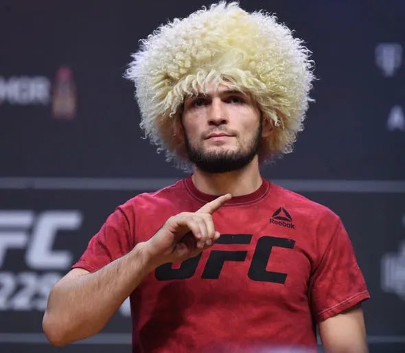 TheColblander's tweet photo. One picture shows an overrated bum that constantly ducked contenders, disrespected Brazilians, and threatened innocent people. And the other picture casually shows the GOAT Colby 𝕮𝖍𝖆𝖔𝖘 Covington 🇺🇸🦅 https://t.co/EVawGupG1w