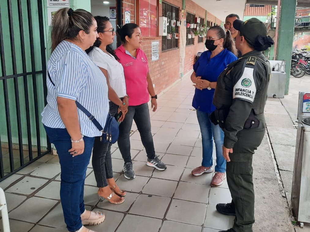 PoliciaCasanare's tweet photo. Policía de Infancia y Adolescencia #PazDeAriporo, realiza actividades preventivas en la IE Manare, dando a conocer las medidas de protección, líneas de atención, autoridades competentes en caso de vulneración de derechos de los niños, niñas y adolescentes. #YoProtejoLaNiñez https://t.co/g12mhPSUbW