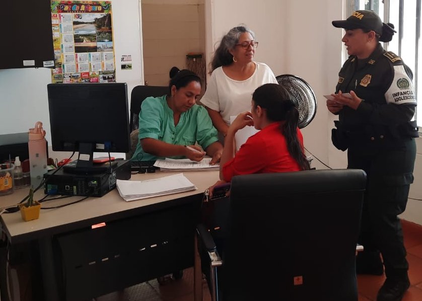 PoliciaCasanare's tweet photo. Policía de Infancia y Adolescencia #PazDeAriporo, realiza actividades preventivas en la IE Manare, dando a conocer las medidas de protección, líneas de atención, autoridades competentes en caso de vulneración de derechos de los niños, niñas y adolescentes. #YoProtejoLaNiñez https://t.co/g12mhPSUbW