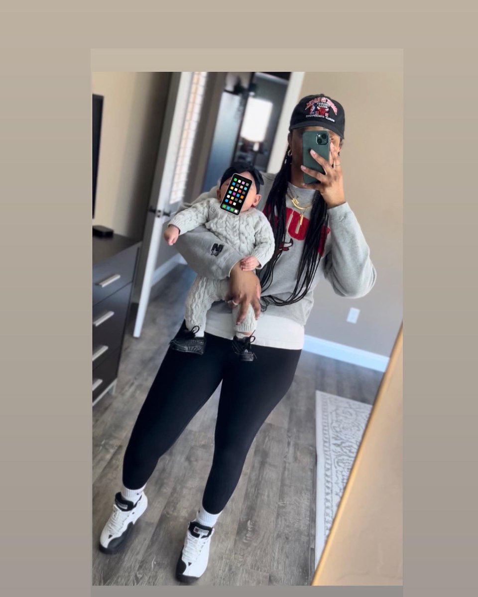 its_hypedd's tweet photo. mama &amp; baby rocking OG kicks! 

•Harlow rocking the ‘99 stealth aj15 
•Mama rocking the ‘97 Air Jordan Jumpman Team 1 

#snkrsliveheatingup #nike #SNKRS @snkr_twitr https://t.co/gEGHacxDaW