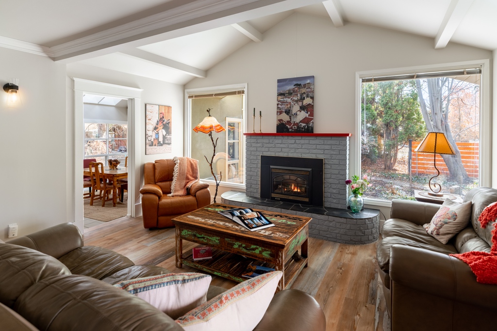 StoneSisters's tweet photo. Located in one of the most sought-after waterfront neighbourhoods of the Lower Mission, this treasured, private property offers endless enjoyment in an outdoor oasis paired with a fantastic lifestyle in a significantly updated &amp; enhanced home. https://t.co/AdFFyrCkr1 https://t.co/KzOWBAO4Nu