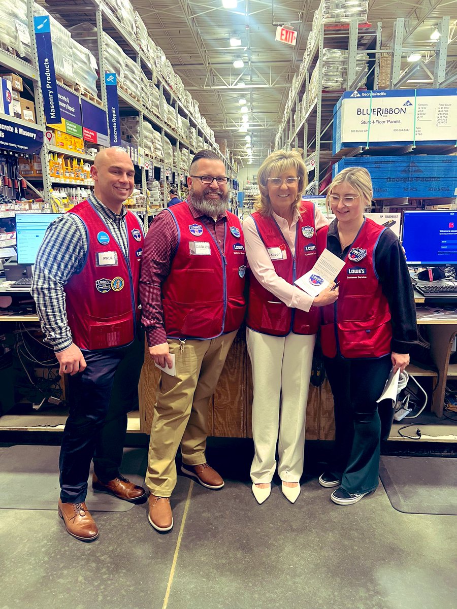 DeokarranDiane's tweet photo. Great visit @2260 team!!Appreciate all your hard work and dedication! Amazing job today CSA Nick and Jesse! @carlosR1661 @NickRom83712802 @edmerk27 @newton2260 @AndrewsP26 @cag315 @JaneenV_HRBP @Mike_Figurelli #lowes #lowespro https://t.co/Sji811K9aD