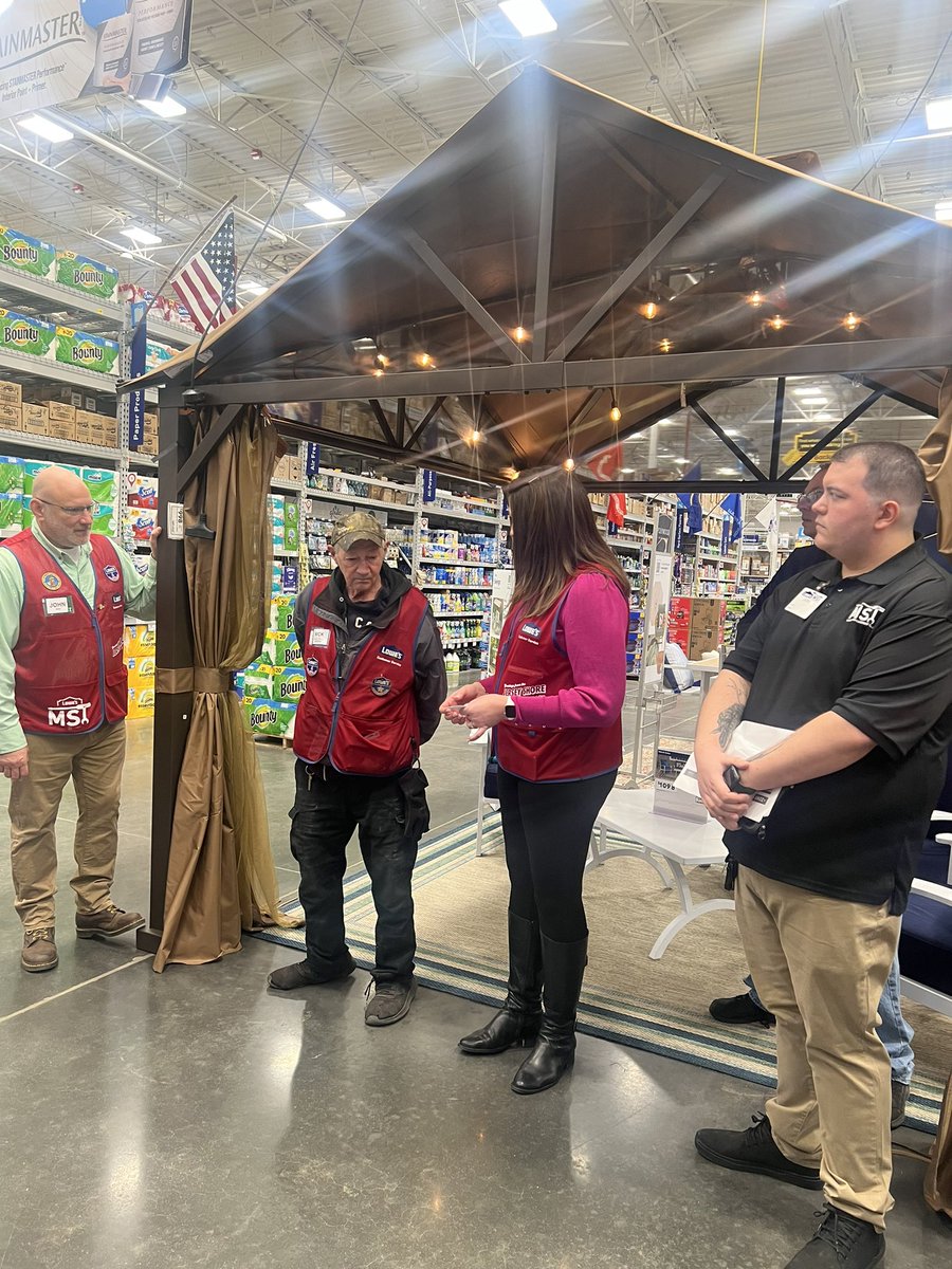 DeokarranDiane's tweet photo. Great visit @2260 team!!Appreciate all your hard work and dedication! Amazing job today CSA Nick and Jesse! @carlosR1661 @NickRom83712802 @edmerk27 @newton2260 @AndrewsP26 @cag315 @JaneenV_HRBP @Mike_Figurelli #lowes #lowespro https://t.co/Sji811K9aD