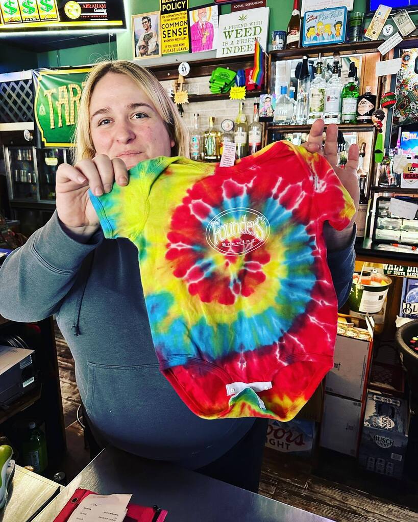 MikeAtFounders's tweet photo. Oh Baby!  Only the best dressed babies can pull off an @foundersbrewing onesie.  Visit @tartaninn and toast babies everywhere with an  Day Haze or Centennial IPA. Just don’t cry to mama  if they sell out. #foundersbrewing #discoverpeoria #tartaninn https://t.co/vZOrE5oAja https://t.co/Ml7x4zWN5c