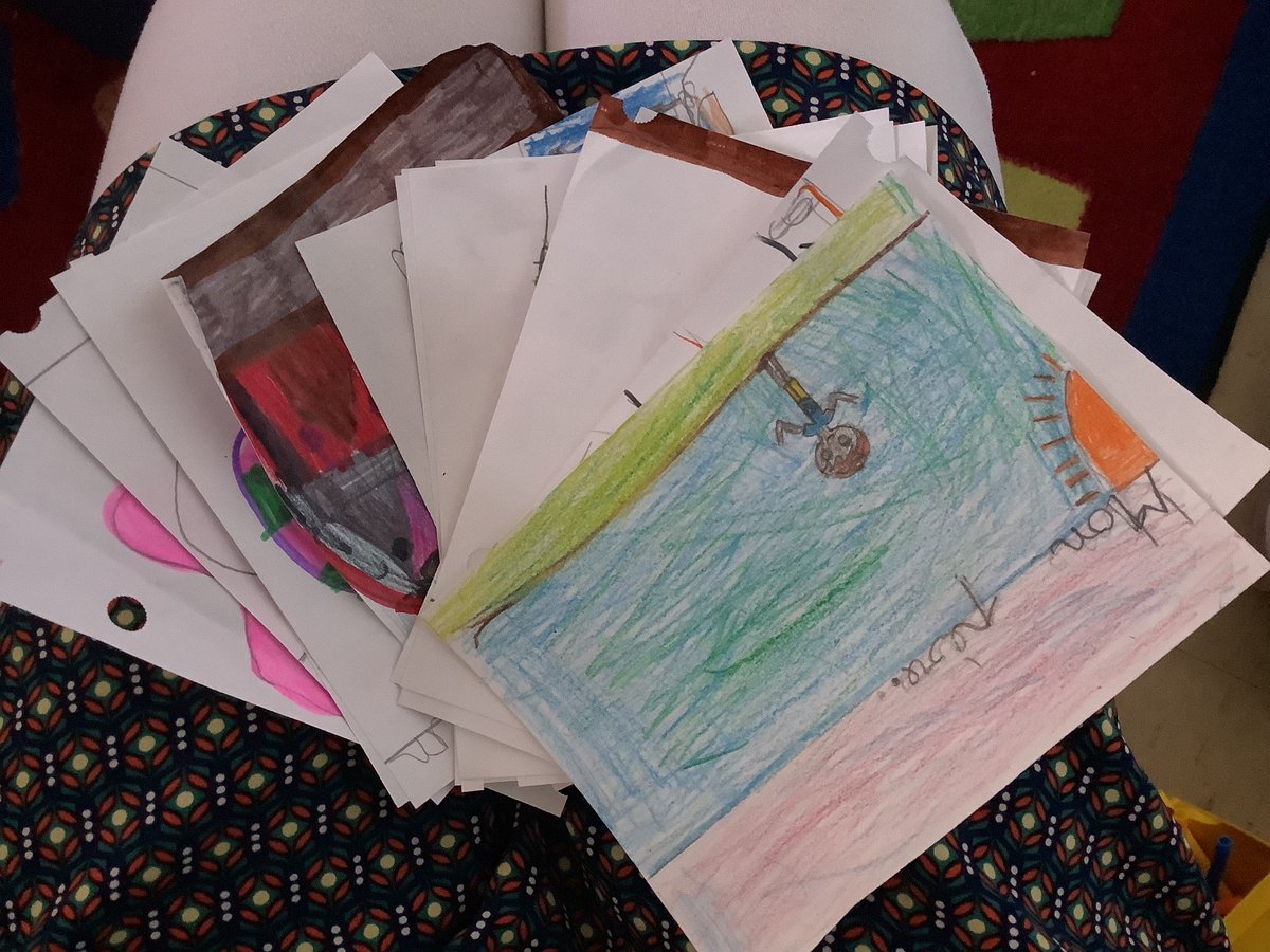 #YYC_gsb

On a fabriqué un jeu de memory pour vous. Il faut poser toutes les cartes à l’envers. On tourne 2cartes,on regarde si elles vont ensemble, si elles font une paire. Si c’est une paire, on garde les cartes et on rejoue. Si ce n’est pas une paire,on les retourne à l’envers